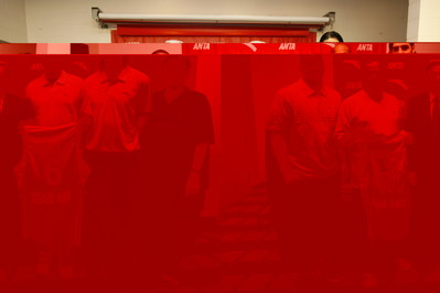 安踏星銳訓(xùn)練營啟動(dòng)，阿帥攜“安踏三劍客”助陣（從右到左分別為安踏副總裁毛寓瀛、斯科拉、威爾斯、李元偉、阿德爾曼、弗朗西斯）