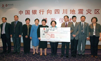 2008年5月14日上午，張燕玲副行長將一張面額1,000萬的現(xiàn)金支票交到了中國紅十字會總會彭珮云會長手中，代表中國銀行向汶川地震受災(zāi)地區(qū)人民捐款。