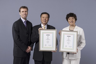 王曉初董事長(中) 及財務總監吳安迪女士(右)接受《金融亞洲》頒發“中國較佳首席執行官”及“中國較佳財務總監”獎項