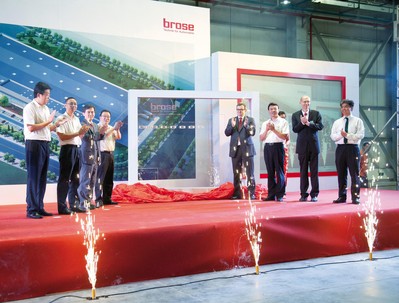 博澤重慶工廠開業典禮（從左到右）：高軍（長安福特馬自達副總裁）；賀國平（長安集團采購部副部長）；唐念秋（博澤中國區總裁）；何勇（重慶沙坪壩區區委常委、常委副區長）；施博格（博澤亞太區總裁）；付長生（重慶沙坪壩區副區長）； Wolfgang Beuck (重慶博澤工廠總經理）；傅鵬九（沃爾沃成都工廠副總經理）。