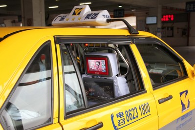 廣駿集團的出租車將會安裝觸動傳媒最新的第4.1代互動熒屏，相比前幾代熒屏，觸感更靈敏，系統(tǒng)反應(yīng)更快