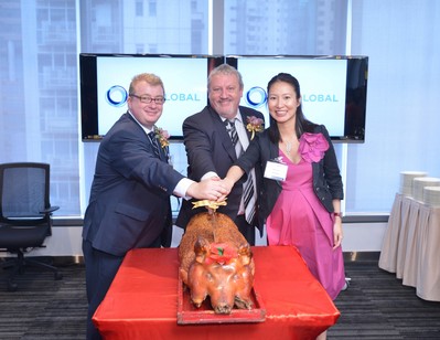 左起:全球銷售總監Gerard Delaney、行政總裁Peter Sewell及亞太區資深副總裁韓祖恩主持切燒豬儀式。