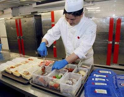 未經食用的食物由會展管理公司的廚師將捐贈的食物以急凍方法處理，再把食物交由“惜食堂”回收到中央廚房