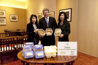 亞洲博聞與會展管理公司支持“惜食堂”(Food Angel) 的行動“對抗饑餓 . 捐出食物”，攜手參與“惜食堂”的食物回收計劃 (左起：“惜食堂”行政總監陳妙瑜，中：亞洲博聞執行副總裁麥高德，右：會展管理公司董事總經理梅李玉霞)