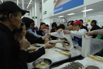 杭州山姆店開業(yè)第一天，顧客踴躍搶購新鮮的黃魚