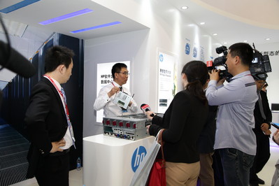 惠普“IT新型態(tài)”移動化展區(qū)展示為用戶提供的全方位移動支持，包括移動辦公、移動打印和移動執(zhí)法等，助力各類機構提升工作效率