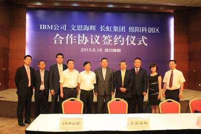 文思海輝董事長陳淑寧（右四）及高級副總裁、大中華區業務及應用咨詢事業部總經理黎杰（右三）出席簽約儀式