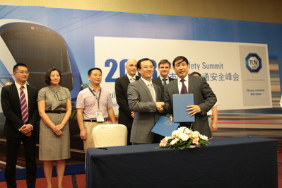 TUV南德意志集團大中華集團高級副總裁，中區董事總經理金燦和西南交通大學副校長張文桂簽署合作協議