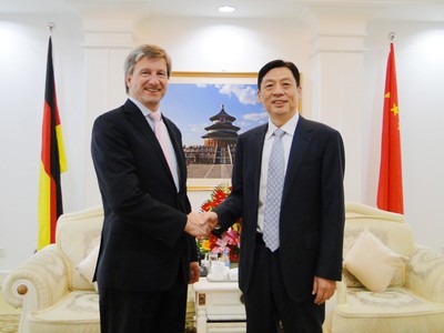 2013年7月3日，國家質(zhì)檢總局副局長孫大偉會見TUV南德意志集團(tuán)管理委員會主席施特克芬博士（Dr. –Ing Axel Stepken）