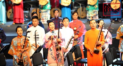 設計師與音樂家的強強聯合，整場服裝的色彩、款式、剪裁結構和面料都貫穿古今，彰顯著每一位音樂家的獨特氣質。