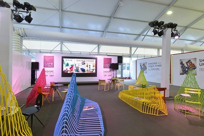 ELLE DECO Cafe設計咖啡館外觀的概念主題是“后花園的小山”