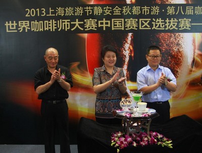 中間人物：上海市旅游局 副局長 程梅紅  左邊人物：上海梅龍鎮廣場有限公司 董事、副總經理 陸宏慶  右邊人物：區人大副主任，區總工