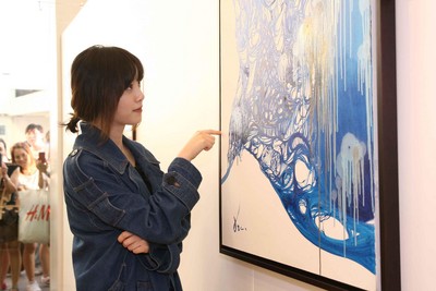 韓國人氣女星具惠善才華洋溢，兼任演員、歌手、導(dǎo)演、作家、畫家、作曲家多重身份