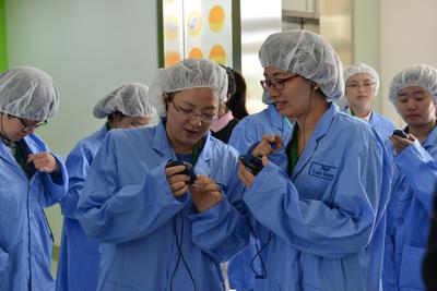 媽媽們對(duì)產(chǎn)品實(shí)驗(yàn)及生產(chǎn)線(xiàn)非常感興趣