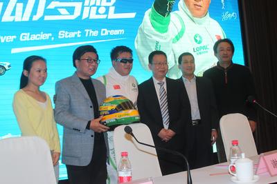從左依次：搜狐網新聞副總編周蓉、中央電視臺著名主持人韓喬生、飛越車手謝雨均、活動主辦方--江蘇龍蟠石化總經理石俊峰、活動協辦方--黑龍江省黑河市旅游局常務副局長張寶紅、活動支持方--江蘇大唐靈獅廣告有限公司總經理吳綱