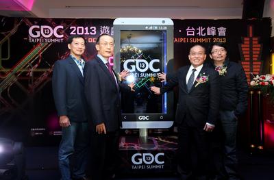 (由左至右)游戲產業振興會張厥猷會長、國際貿易局王振福主任秘書、外貿協會黃文榮秘書長、樂升科技 許金龍董事長預祝“2013游戲開發者大會臺北峰會”圓滿順利