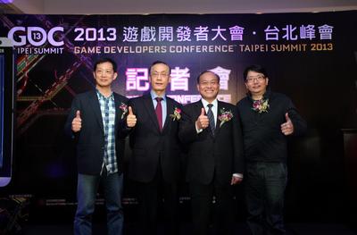 (由左至右)游戲產(chǎn)業(yè)振興會張厥猷會長、國際貿易局王振福主任秘書、對外貿易發(fā)展協(xié)會黃文榮秘書長、樂升科技許金龍董事長共同啟動“2013游戲開發(fā)者大會臺北峰會”展前記者會
