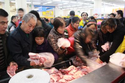 沃爾瑪深圳巒山谷新店開業(yè)，附近小區(qū)的市民紛紛前來選購品質(zhì)好、價格實惠的鮮食